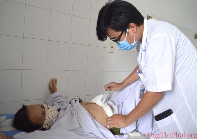 Bác sĩ phẫu thuật cùng lúc 6 cơ quan để cứu bệnh nhân bị ung thư túi mật - 2 Bác sĩ phẫu thuật cùng lúc 6 cơ quan để cứu bệnh nhân bị ung thư túi mật - 2