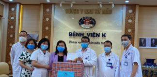 Bệnh nhân ung thư được tặng khẩu trang y tế chống dịch Covid-19 - 1