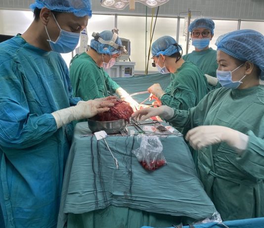 Đại phẫu “3 trong 1” cứu bệnh nhân ung thư đã di căn - 1