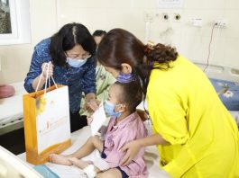 Phó Chủ tịch nước Đặng Thị Ngọc Thịnh tặng quà bệnh nhi ung thư - 1