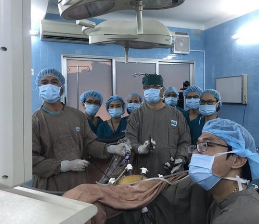Lần đầu tiên phẫu thuật nội soi điều trị ung thư âm đạo “3 trong 1” - 1