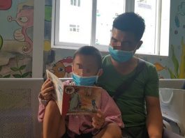 Con ngủ ngáy, giọng khàn, 1 tuần sau mẹ nhận tin con bị ung thư amidan - 1