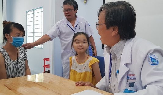Khối u ác tính khiến bé gái mất gần hết 2 bên phổi - 1