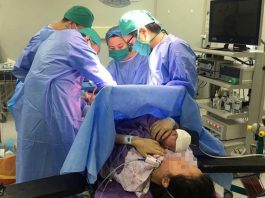 Thai phụ 30 tuổi mắc ung thư đại tràng vẫn “gồng mình” giữ con - 1