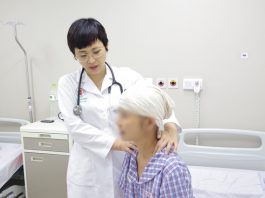 Bệnh nhân suy kiệt vì bỏ điều trị, ăn thanh lọc, tập theo giáo phái lạ - 1