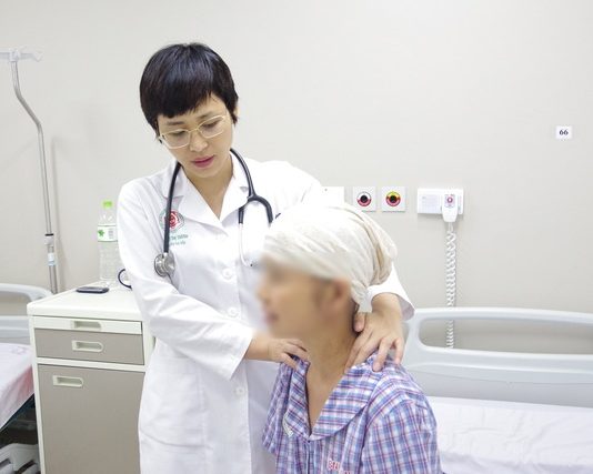 Bệnh nhân suy kiệt vì bỏ điều trị, ăn thanh lọc, tập theo giáo phái lạ - 1