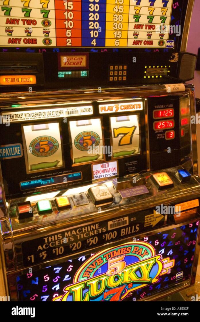 las-vegas-casino-a-winning-slot-machine-A8E5XF Las Vegas Casino - A winning slot machine! Stock Photo - Alamy